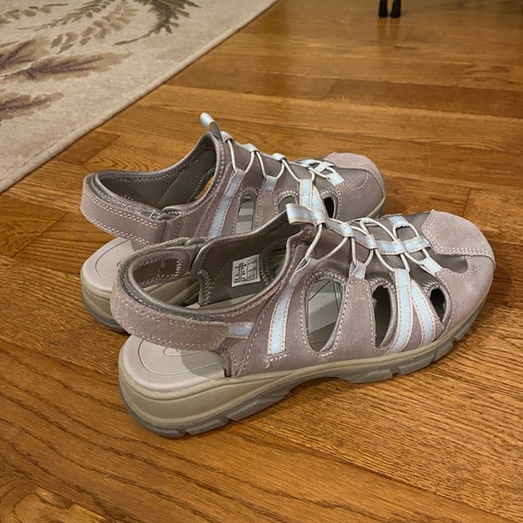 Women’s Lands End Gray Suede Closed Toe Sandals. Size 8B - Picture 2 of 5